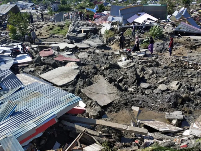蘇拉威西島（Sulawesi）28日傍晚遭規模7.5強震襲擊，並引發6公尺的海嘯，災情慘重。截至今天，罹難者人數增至832人，估計受影響的災區比初步估計要大。   圖：翻攝自Youtube
