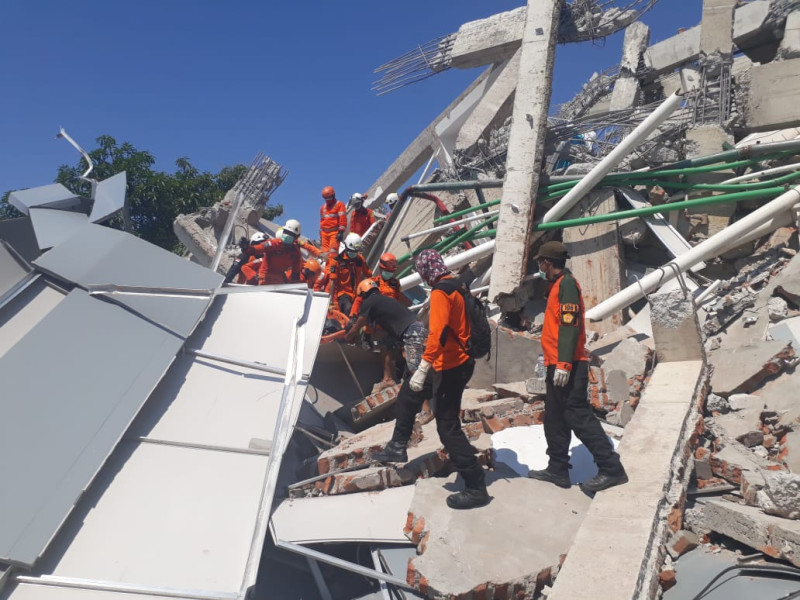 強震重創中蘇拉威西省首府巴路市，救難人員持續加快搜救任務。   圖：Sutopo Purwo Nugroho/Twitter