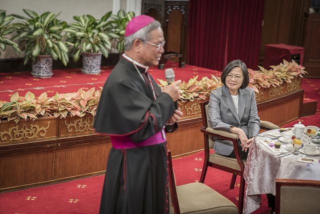 蔡英文總統今（1）日接見「在台灣服務奉獻之天主教資深外籍神職人員」。   圖：總統府提供