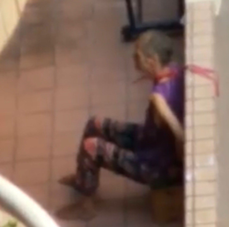 日前，有民眾在「爆廢公社」爆料，稱在彰化縣鹿港鎮有一位老婆婆，長期被媳婦用繩子套住脖子、綁在陽台。   圖：翻攝爆料公社