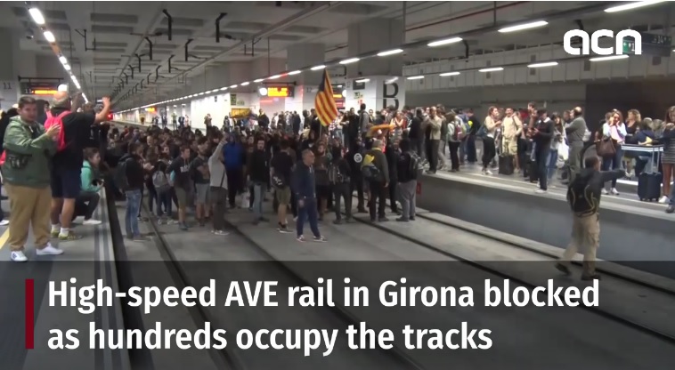 西班牙加泰隆尼亞自治區獨派人士今天阻擋主要道路和一條高鐵的交通。   圖：翻攝Catalan TV
