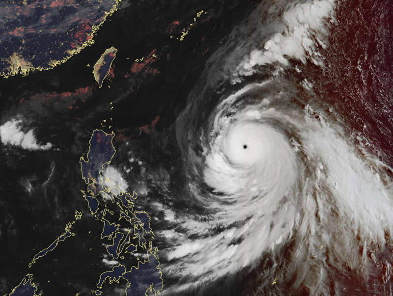 康芮的颱風眼清晰。   圖：截自中央氣象局