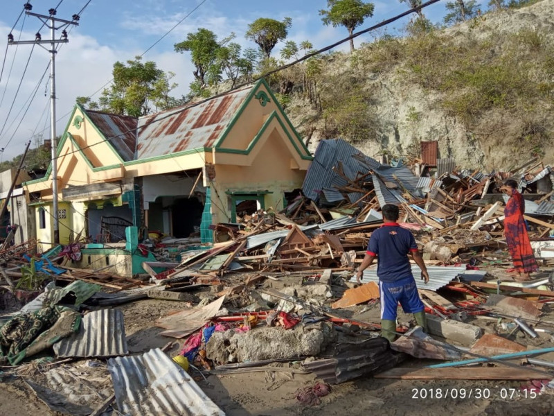 印尼蘇拉威西島巴路市（Palu）受地震和海嘯重創，多棟房屋倒塌。世界展望會災後第一時間即展開災情評估與救援。   圖：台灣世界展望會/提供