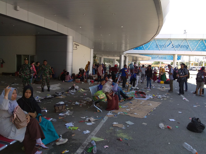 印尼蘇拉威西島遭強震和海嘯襲擊，重災區巴路市機場湧入許多想要離開的民眾。   圖 : 駐泗水辦事處處長林鼎翔/提供