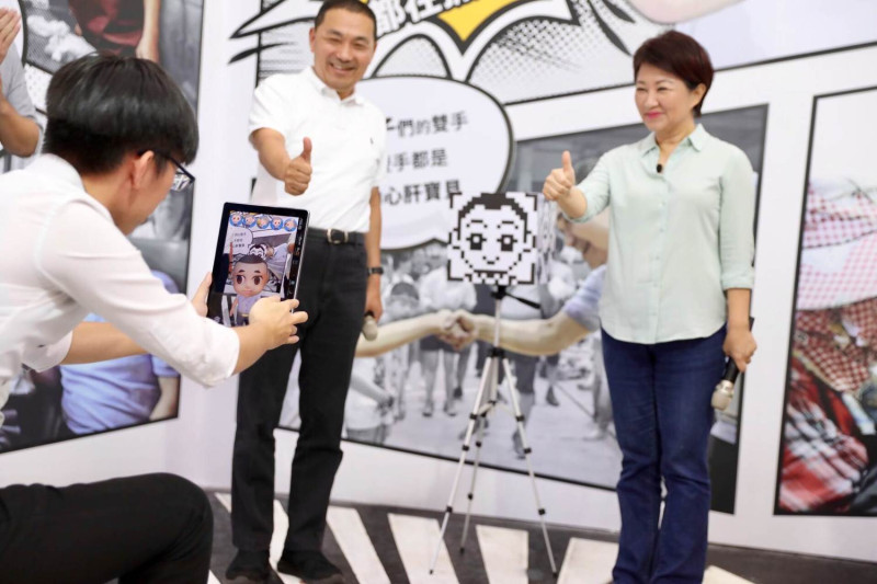 國民黨台中市長候選人盧秀燕赴侯友宜市民總部「走旺」 與首度亮相「侯小宜」共舞互動。 圖:侯友宜競選總部/提供