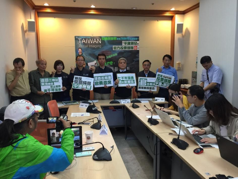 環保團體與立委一同呼籲，行政院長賴清德必須自我節制權力，槍下留藻礁、收回格殺令。   圖：台灣健康空氣行動聯盟提供