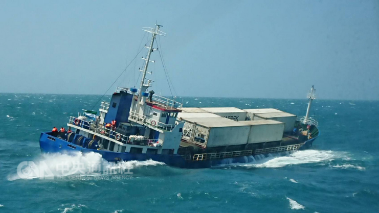 獅子山共和國籍貨輪「盈海」，疑因海象惡劣受困，船身傾斜進水，所幸全船9名人員順利獲救。   圖：澎湖海巡隊提供