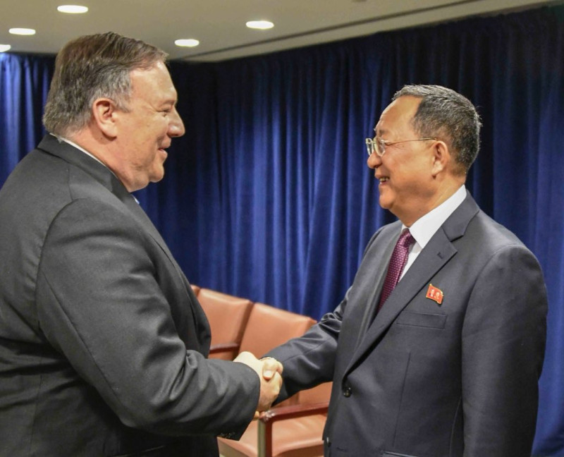 美國國務卿蓬佩奧（左）9月在聯合國大會會晤朝鮮外長李勇浩，商定10月訪問朝鮮。   圖：翻攝蓬佩奧推特