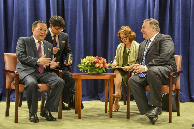 美國國務卿蓬佩奧（右）聲稱與李勇浩（左）會談結果很正面。   圖：翻攝蓬佩奧推特
