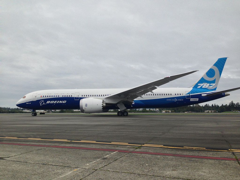 美國波音公司，在南卡羅來納州廠區，撥交波音787-9型客機給台灣長榮航空，這是台灣民航史上首架波音787夢幻客機。   圖：翻攝維基百科