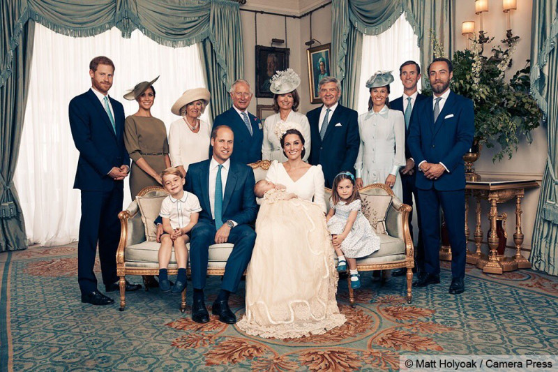 英國凱特王妃（前排中）今年7月為兒子路易王子舉辦洗禮，母親卡洛爾（後排中）也受邀出席。   圖：翻攝肯辛頓宮推特/Matt Holyoak
