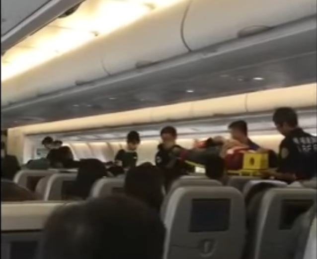 今(3)長榮航空台北飛往雅加達的班機上，一名印尼籍乘客約在班機起飛20分鐘後，突然休克心跳停止，班機轉降小港機場後送醫，仍宣告不治。   圖：翻攝自爆料公社臉書