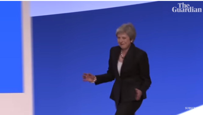 英國首相梅伊3日出席保守黨年會閉幕演說時，不惜幽自己一默，一邊跳著機械舞的舞步，一邊登台。   圖：翻攝YouTube/ Guardian News
