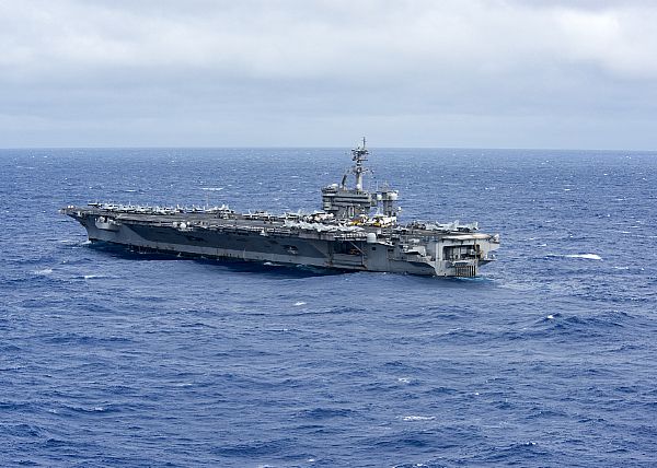 2017年2月14日，美國海軍航空母艦卡爾文森號號行經菲律賓海。   圖：翻攝美國海軍官網