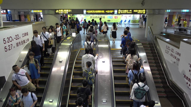 捷運局官員指出，31個捷運站增設出入口雙向電扶梯，總預算新台幣6億多元，預計民國110年全數完工。   圖 : 翻攝自youtube