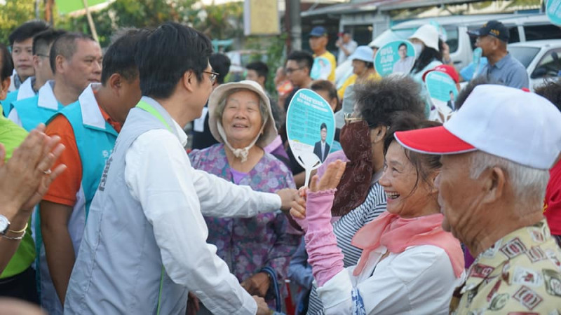 民進黨高雄市長候選人陳其邁今天出席旗山後援會成立大會，受到熱情的歡迎。   圖：陳其邁競選辦公室/提供