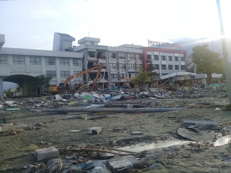 印尼海嘯重襲巴路市，市內「Mercure Hotel」酒店幾乎全毀，但4日傳出偵測到倒塌的土堆中有生命跡象。   圖：翻攝Erlina Binjai臉書