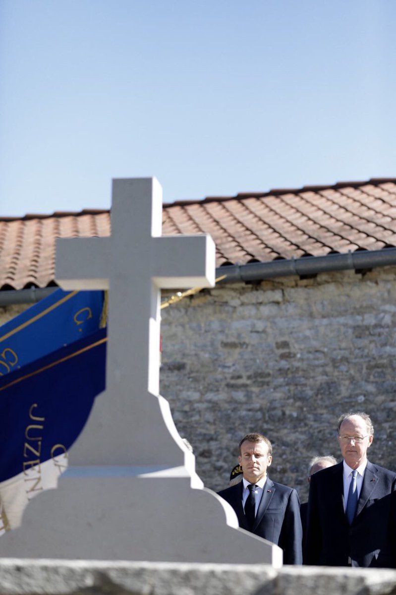 法國總統馬克宏（左）4日前往戴高樂故居致敬，一段發言惹惱退休族。   圖：翻攝愛麗舍宮推特