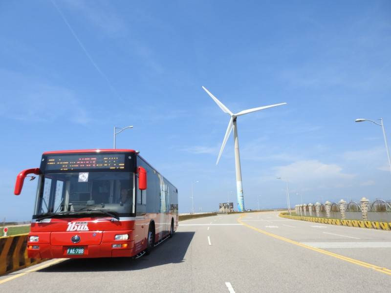 林佳龍推動海線建設，公車入海線，新闢10條海線公車路線，655、688、309直達高美濕地，提供海線居民更完整的交通資源，同時也承諾會持續推動要讓海線鐵路雙線對開。   圖：林佳龍辦公室提供