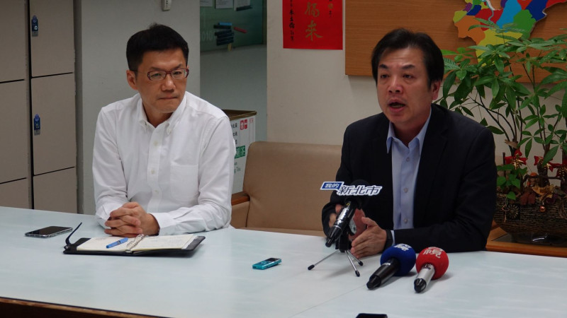新北市府發言人張其強（左）、環保局長劉和然開記者會，批判賴揆不能把深澳電廠、觀塘三接案視為交換籌碼。   圖：王峻昌／攝 
