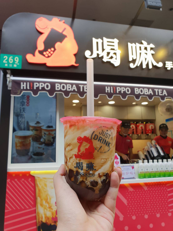 黑糖珍奶在中國市場爆紅，在杯身內側的黑糖蜜「掛壁」，視覺效果如老虎紋，光是上海就有超過200家茶飲、甜品店提供相關商品。   圖：中央社
