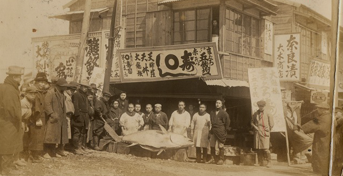 全世界最大的魚市場——日本築地市場，在今（6）日謝幕，從舊址東京都中央區搬往新址江東區的豐洲市場，預計將於11日再次開幕營業，攤商們在今晨舉行最後一次的魚市拍賣，揮別已有83年歷史的舊市。   圖：翻攝自築地市場官網