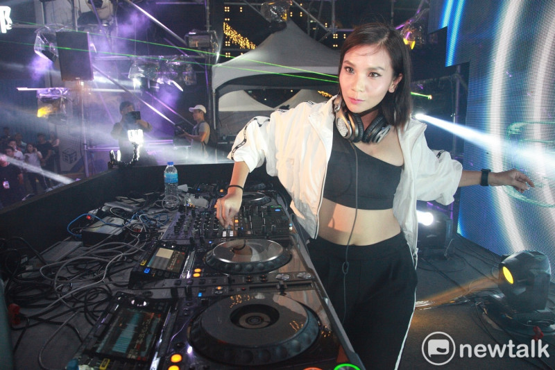 侯友宜「最硬電音趴」邀請「2017年世界百大女DJ」中唯一的台灣人DJ COOKIE精彩演出。   圖：林昀真／攝