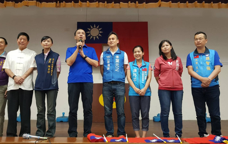 朱立倫今天下午藉板橋大庭新村「為中華民國暖壽」活動，輔選的5人包括曾任新北市府副發言人的新北議員候選人葉元之、江怡臻，參選台北市議員的前總統馬英九的總統府發言人羅智強及馬辦發言人徐巧芯、國民黨副主席郝龍斌秘書游淑慧。   圖：葉元之提供          