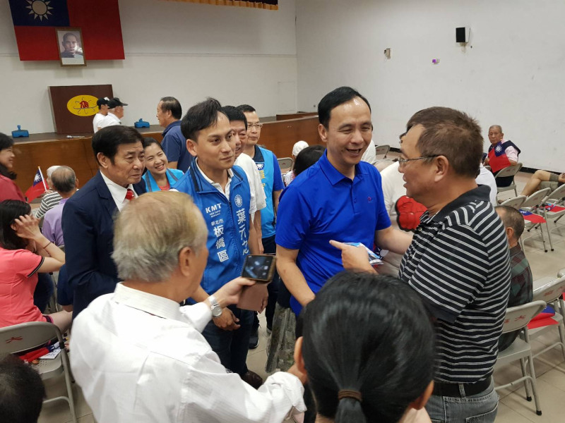 朱立倫為拉抬葉元之選情,向大庭新村居民拉票。 圖:葉元之提供