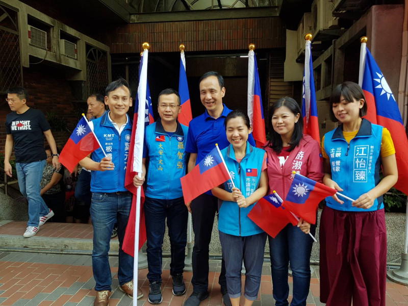 朱立倫今天下午參加「為中華民國暖壽」活動,同時幫5位參選雙北市議員的「馬郝朱」子弟兵拉抬聲勢。 圖:葉元之提供