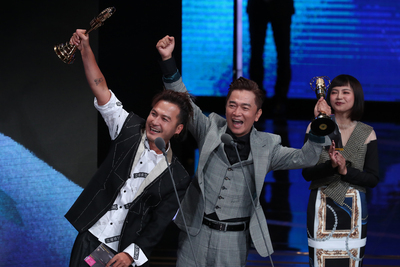 第53屆金鐘獎頒獎典禮6日晚間在台北舉行，藝人吳宗憲（左2）、KID林柏昇（左）以「綜藝玩很大」奪下益智及實境節目主持人獎。   圖：中央社