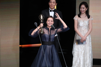 第53屆金鐘獎頒獎典禮6日晚間在台北國父紀念館舉行 ，藝人黃姵嘉（前）脫穎而出，獲得本屆戲劇節目女主角獎。   圖：中央社