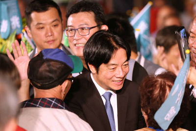 民進黨籍台北市長參選人姚文智6日晚間在松山區舉辦後援會成立大會，行政院長賴清德（圖）也與會共舉，場面熱鬧。   圖：中央社