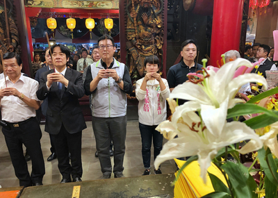 行政院長賴清德(前左2)與民進黨台北市長參選人姚文智(前左3)6日晚間一同到台北府城隍廟參香祈福。 圖:中央社