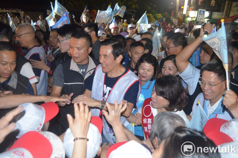 黃敏惠競選總部7日成立，前總統馬英九與黃敏惠走向舞台時，受到民眾熱情簇擁。   圖：蔡坤龍/攝