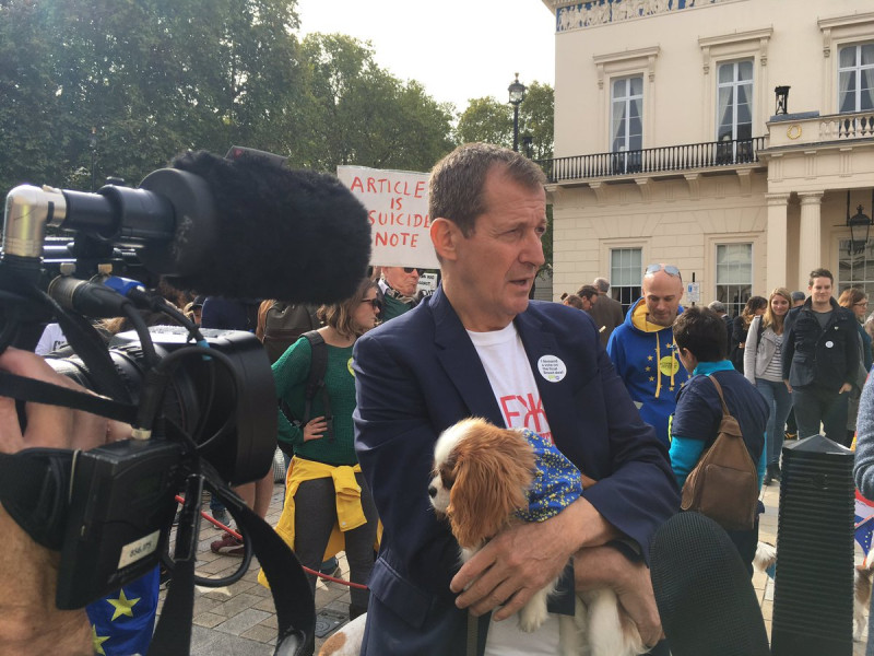 英國前工黨政府發言人康貝爾7日帶著寵物騎士查理王小獵犬，現身力挺「吠公投」反脫歐遊行。   圖：翻攝Wooferendum推特