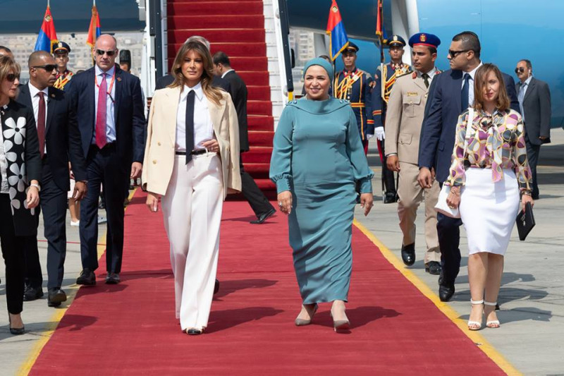美國第一夫人梅蘭妮亞（前排左二）訪問埃及，受到埃及第一夫人Entissar Amer（前排右）親自接機。   圖：翻攝美國白宮臉書