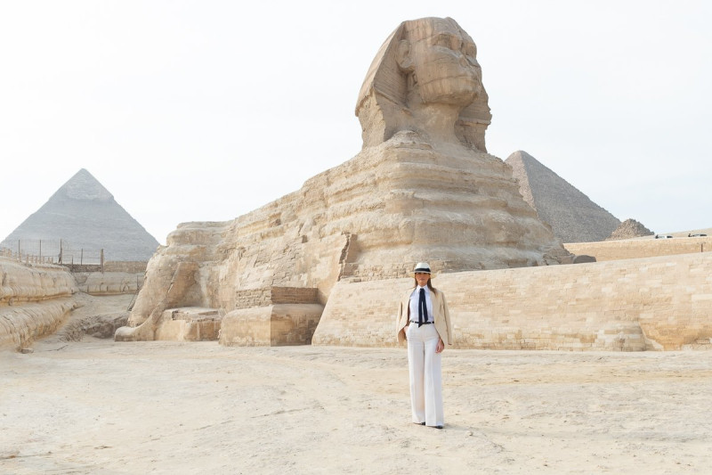 美國第一夫人梅蘭妮亞在埃及人面獅身像前獨照，很有時尚look。   圖：翻攝梅蘭妮亞推特