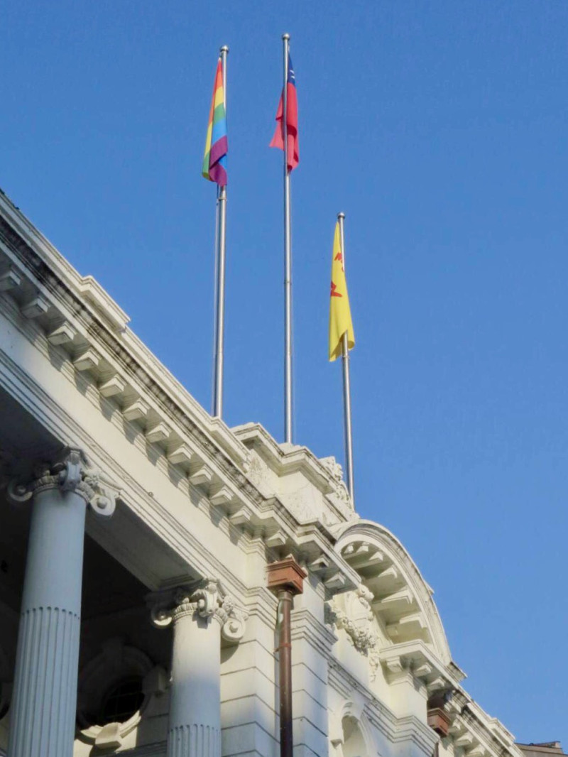 台中市政府曾經升起彩虹旗。   台中市政府/提供