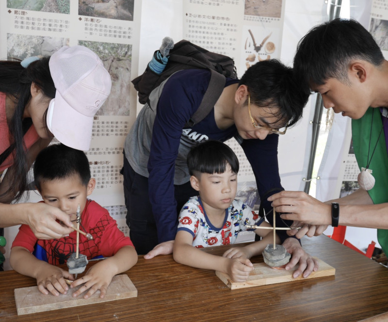 大人小孩一同參與體驗。   圖：十三行博物館／提供