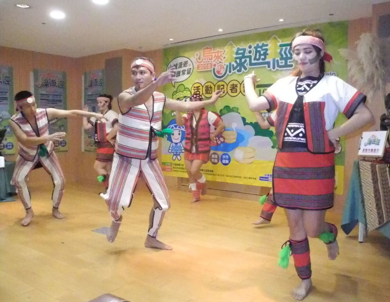 「2018烏來好湯綠遊經」記者會，泰雅族帥哥美女演出熱情有勁的原住民歌舞。                                        
   圖：王峻昌/攝 