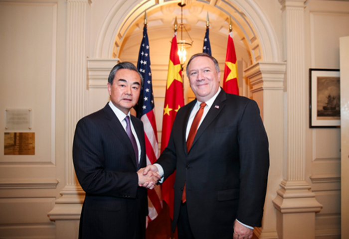 美國國務卿蓬佩奧和中國外長王毅今天會面，但一開始的氣氛就冷若冰霜，兩人相互嚴厲責難。   圖 : 翻攝自中國外交部網站