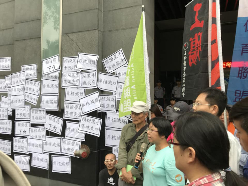 今天下午中油三接案環差通過後，環保團體在環保署門口貼滿抗議字條。   圖：台灣土地行動聯盟臉書粉絲專頁