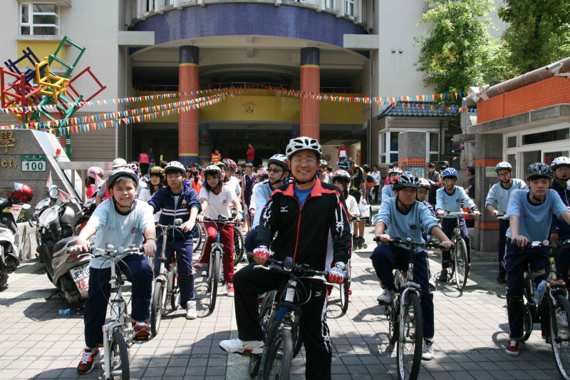宋宏明校長每年陪蘆洲國中的孩子單車環島。                                               
   圖：新北市教育局提供