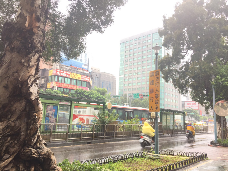 今（9）日受東北風影響，東北部、北海岸及大台北有局部雨，桃園及花蓮有時亦有局部短暫雨，北台灣雲多偏涼。   圖：新頭殼/攝