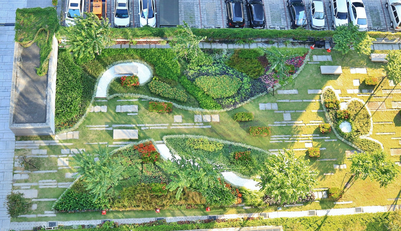 新市政廣場被改造成城市花園，主題以「花環、花鏡、花籽」為特色，期盼讓市民從生活參與花博以及體驗生活美學。   圖：截自台中市政府官方網站
