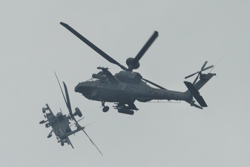 國軍第三作戰區今進行地空實兵演練，圖為AH-64E攻擊直升機演練向遭到敵軍奪取的龍潭基地發起反突擊作戰。   圖：張良一/攝