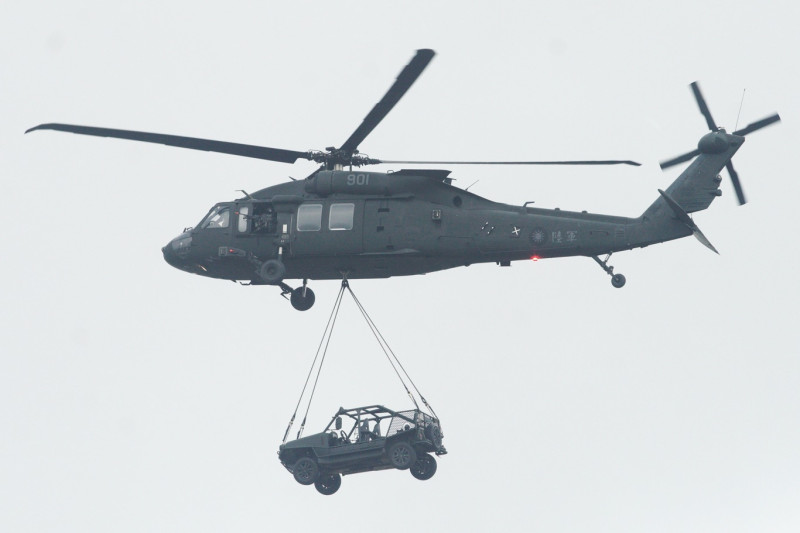我軍UH-60M直升機以突擊車吊掛方式，快速投入兵力。   圖：張良一/攝