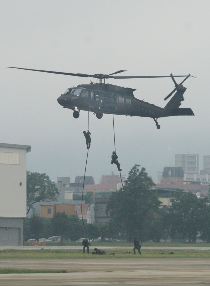 我軍以UH-60M直升機搭載特戰部隊以垂降方式，快速投入兵力。   圖：張良一/攝