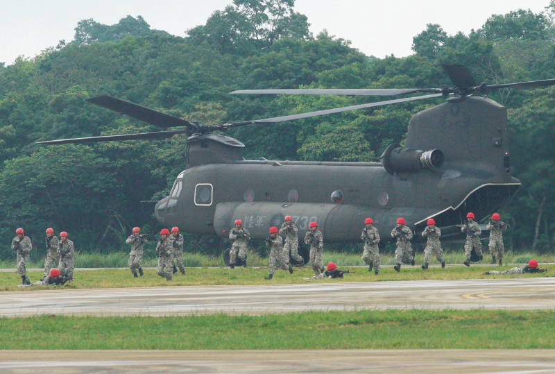 模擬假想敵軍搭乘運輸直升機對龍潭基地進行突擊。   